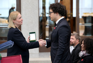 U příležitosti státního svátku 28. října udělila ministryně obrany Jana Černochová resortní vyznamenání. 