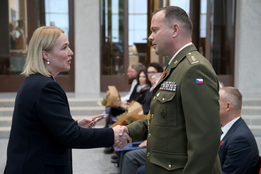 U příležitosti státního svátku 28. října udělila ministryně obrany Jana Černochová resortní vyznamenání. 