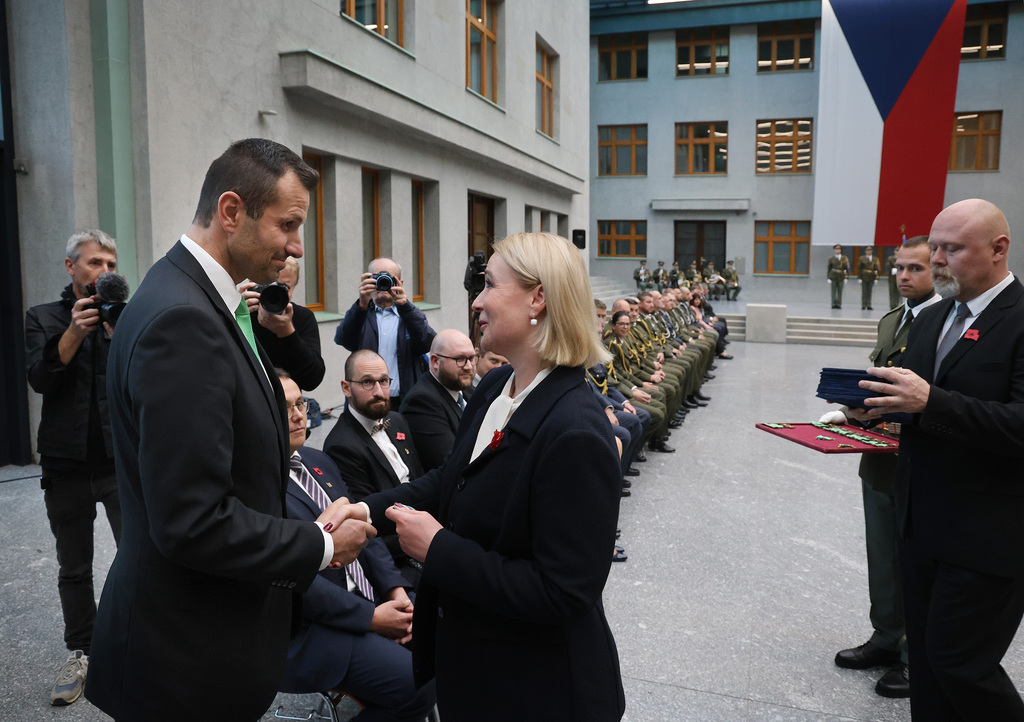 U příležitosti státního svátku 28. října udělila ministryně obrany Jana Černochová resortní vyznamenání. 