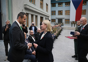 U příležitosti státního svátku 28. října udělila ministryně obrany Jana Černochová resortní vyznamenání. 