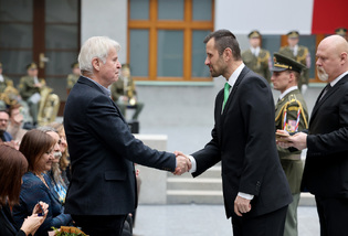 Dekrety a pamětní odznaky za protikomunistický odboj převzaly dvě desítky lidí