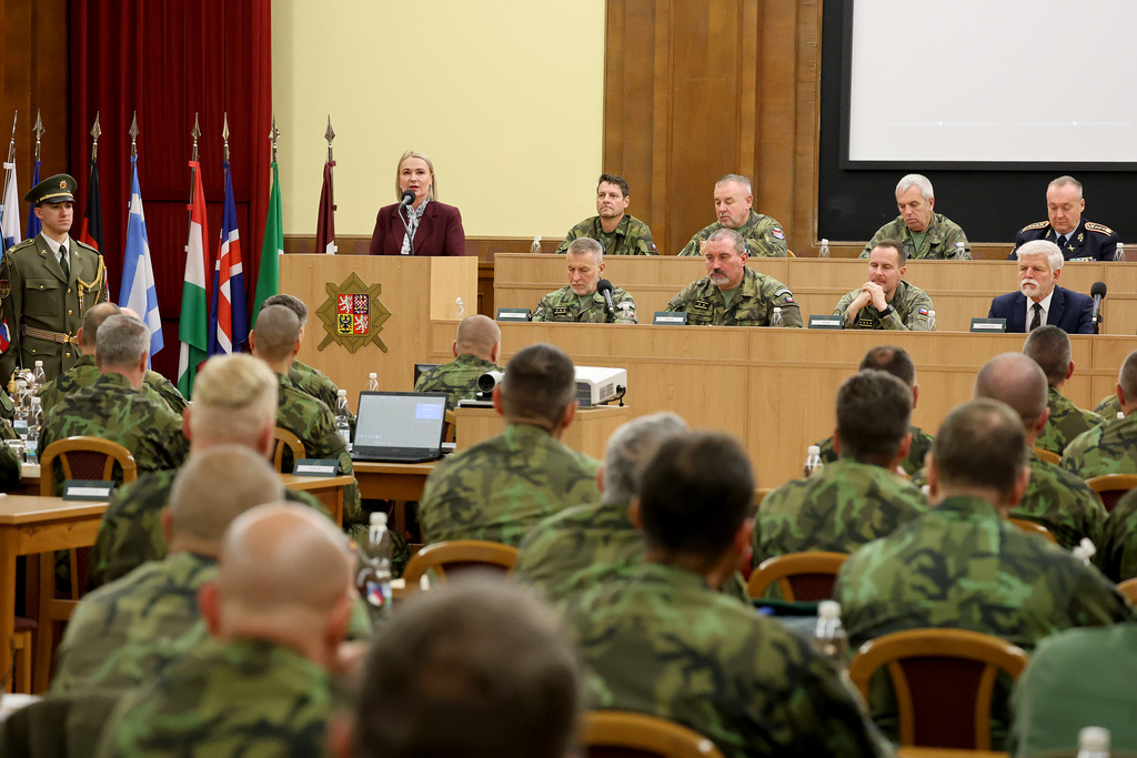 Ministryně obrany na Velitelském shromáždění náčelníka Generálního štábu AČR