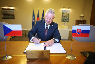 Během jednání také došlo k podpisu deklarace o ochraně vzdušného prostoru Slovenska. Česká republika se na jejím základě bude podílet na vzdušné ochraně Slovenska také v roce 2026.