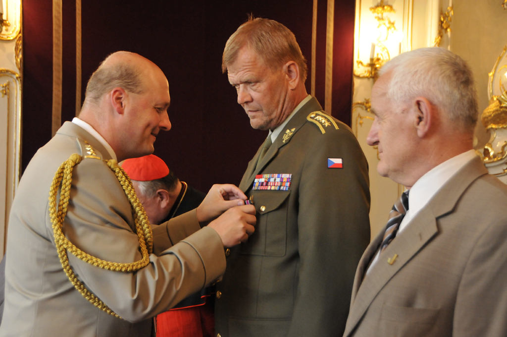 Hlavní kaplan AČR plukovník gšt. Jaroslav Knichal připíná ocenění také bývalému NGŠ armádnímu generálovi Josefu Bečvářovi