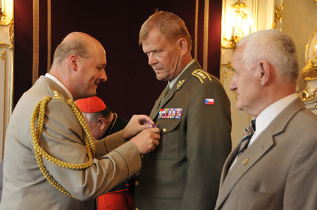 Hlavní kaplan AČR plukovník gšt. Jaroslav Knichal připíná ocenění také bývalému NGŠ armádnímu generálovi Josefu Bečvářovi
