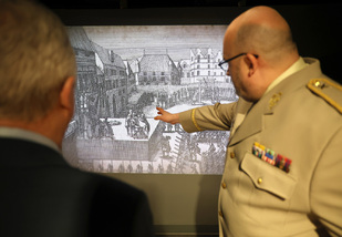 Poté si v doprovodu brigádního generála Aleše Knížka prohlédl Armádní muzeum Žižkov