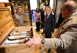 Ministr Jaromír Zůna si prohlédl Armádní muzeum Žižkov
