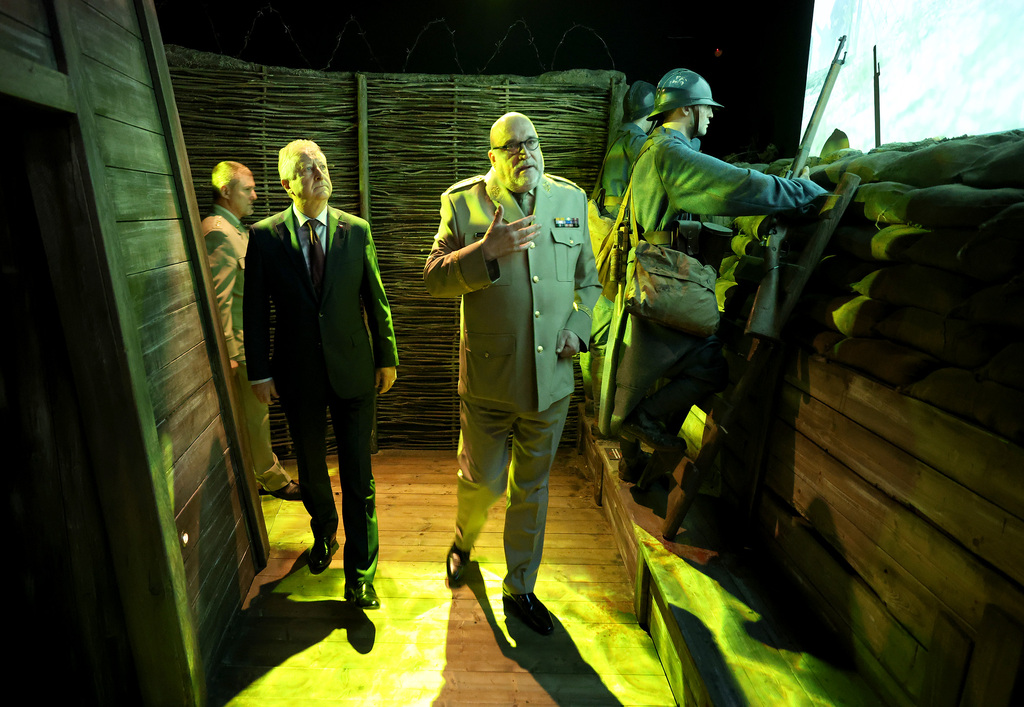 Ministr Jaromír Zůna si prohlédl Armádní muzeum Žižkov