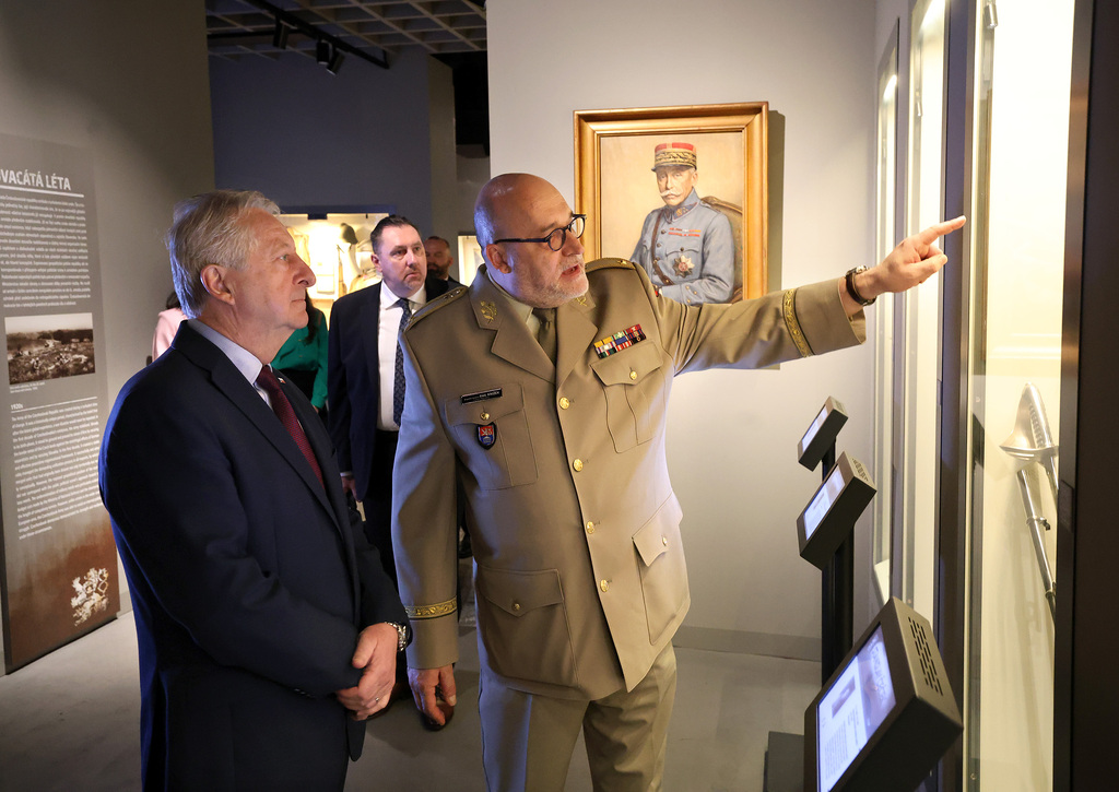 Ministr Jaromír Zůna si prohlédl Armádní muzeum Žižkov