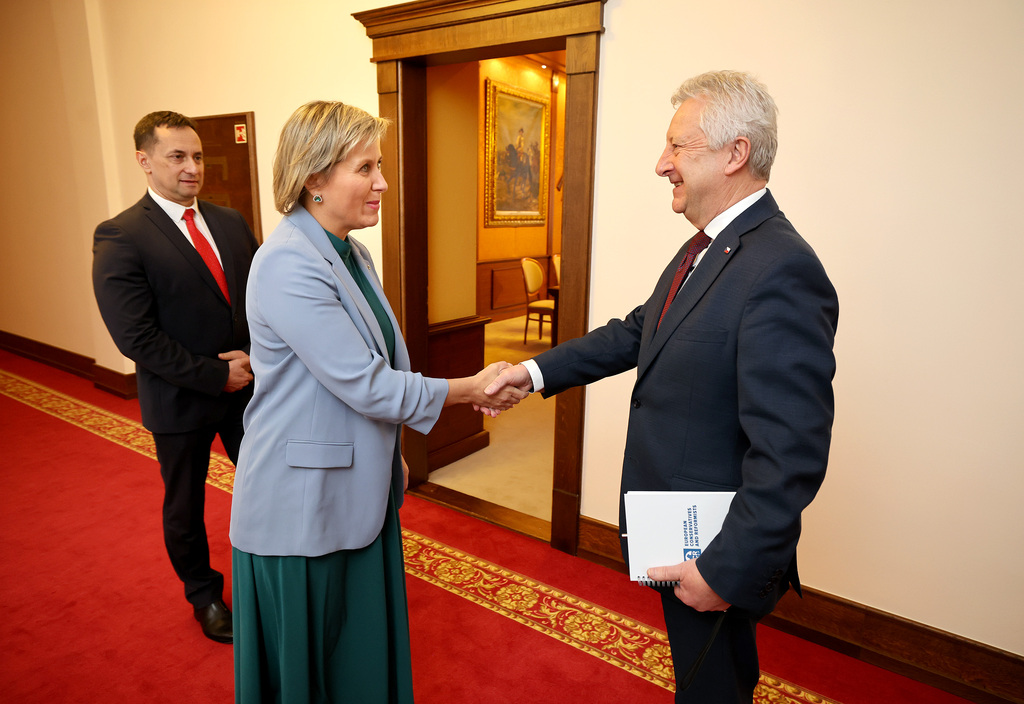 Dnes se uskutečnilo pracovní jednání ministra obrany Jaromíra Zůny se senátorkou Janou Mračkovou Vildumetzovou a hejtmanem Karlovarského kraje Petrem Kubisem