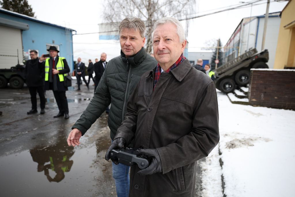 Ministr obrany navštívil VOP CZ