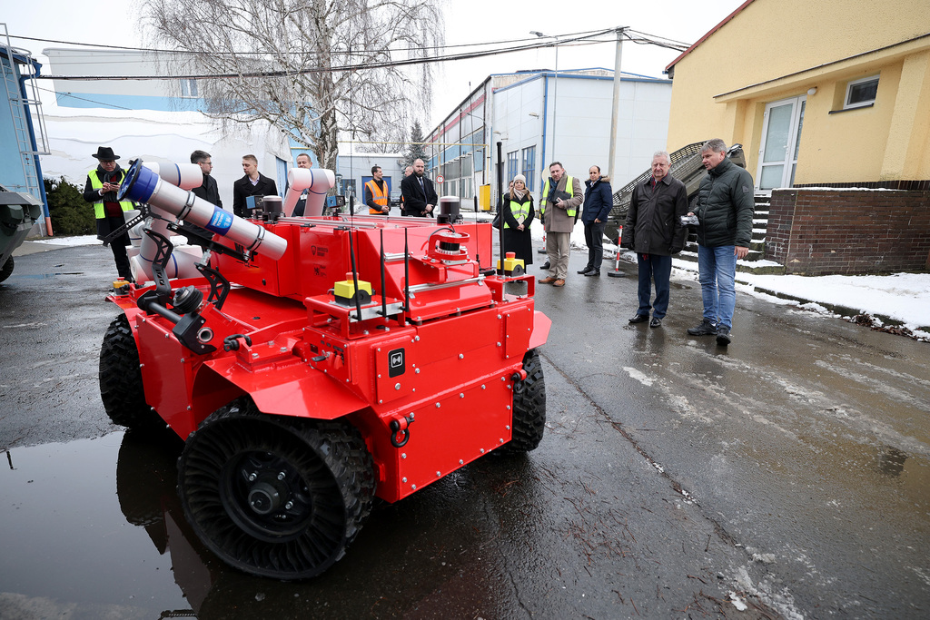 Ministr obrany navštívil VOP CZ