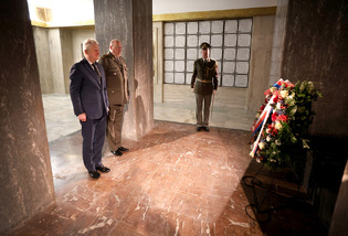 Památce padlých vojáků se na Vítkově poklonil ministr obrany