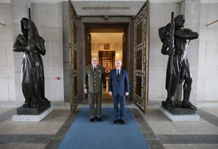 Památce padlých vojáků se na Vítkově poklonil ministr obrany