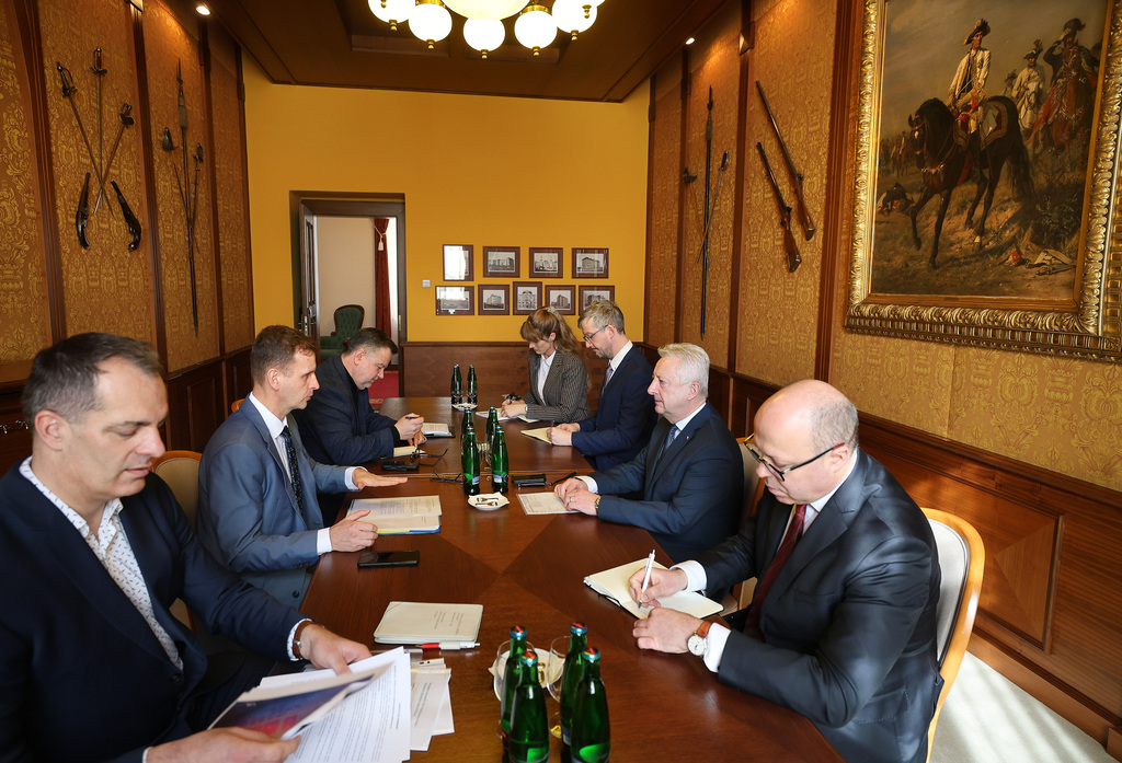 Ministr obrany jednal s předsedou Asociace krajů o řešení krizových situacích