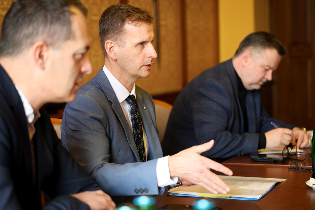 Ministr obrany jednal s předsedou Asociace krajů o řešení krizových situacích