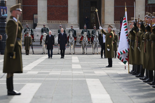 Pietní akt na Náměstí hrdinů v Budapešti