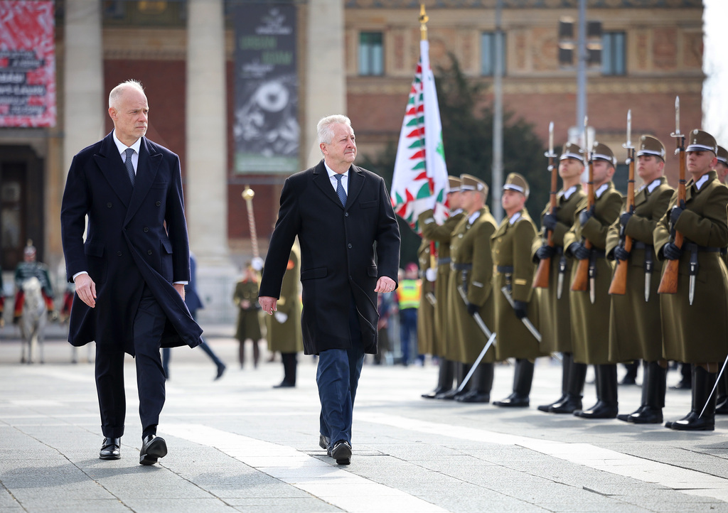 Český a maďarský ministr obrany na  Náměstí hrdinů v Budapešti