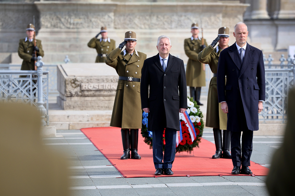 Český a maďarský ministr obrany na Náměstí hrdinů v Budapešti