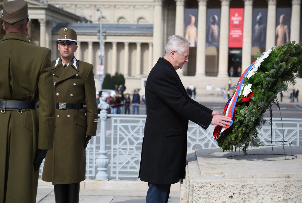 Ministr obrany uctil památku padlých u hrobu Neznámého vojína