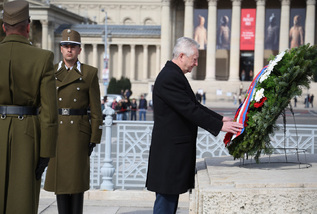 Ministr obrany uctil památku padlých u hrobu Neznámého vojína