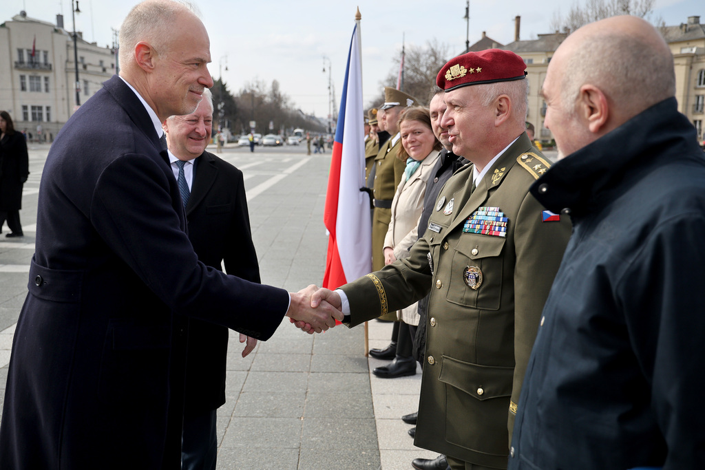 Ministr obrany jednal se svým maďarským protějškem v Budapešti