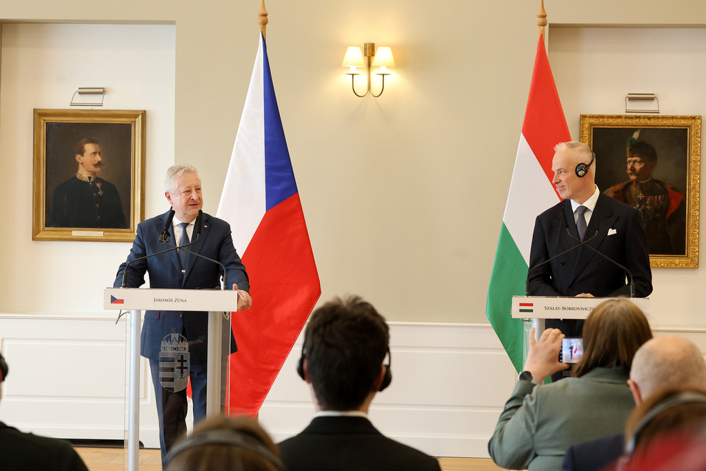 Ministr obrany jednal se svým maďarským protějškem v Budapešti
