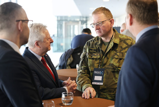 Ministr obrany Jaromír Zůna a brigádní generál Petr Šnajdárek, ředitel sekce komunikačních a informačních systémů MO