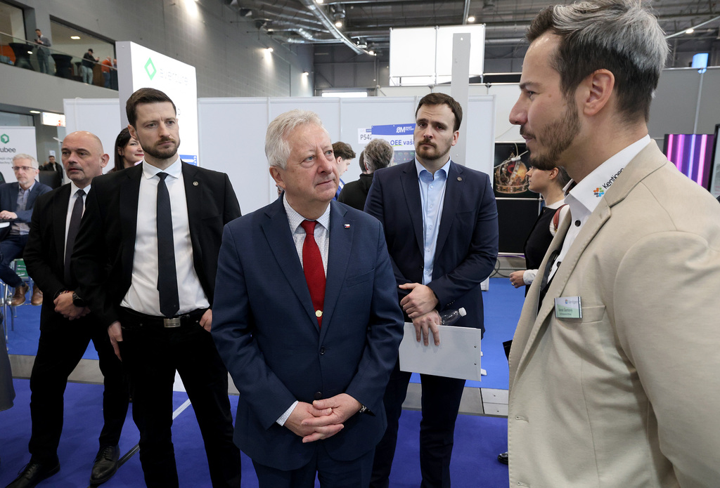 Ministr obrany si prohlédl řadu expozic na veletrhu AMPER