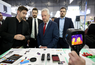 Ministr obrany si prohlédl řadu expozic na veletrhu AMPER