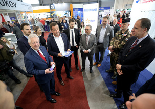 Ministr obrany si prohlédl řadu expozic na veletrhu AMPER