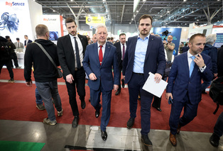 Ministr obrany si prohlédl řadu expozic na veletrhu AMPER