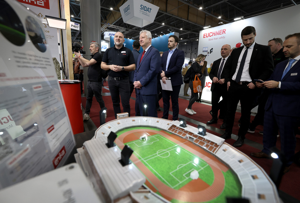 Ministr obrany si prohlédl řadu expozic na veletrhu AMPER