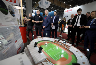 Ministr obrany si prohlédl řadu expozic na veletrhu AMPER