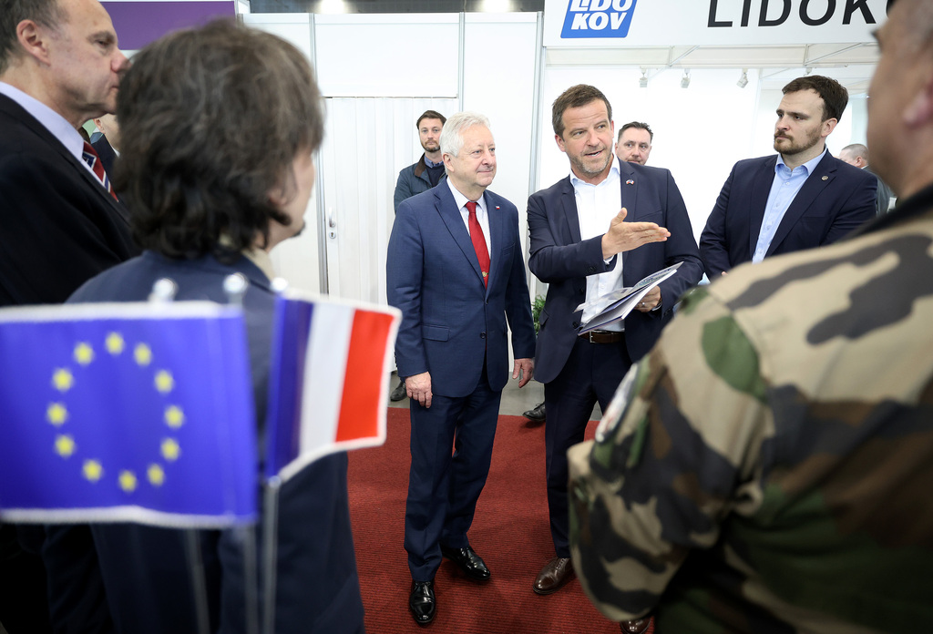 Ministr obrany si prohlédl řadu expozic na veletrhu AMPER