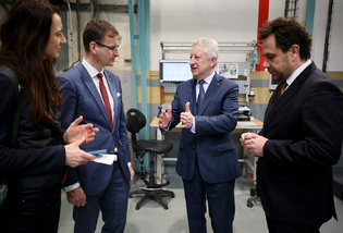 Ministr obrany si v České zbrojovce Uherský Brod prohlédl výrobní proces 