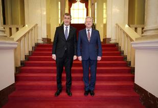 Předseda vlády Andrej Babiš a ministr obrany Jaromír Zůna