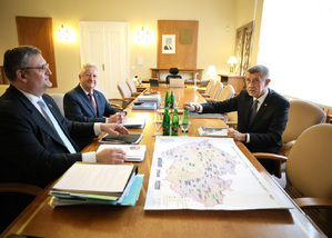 Z jednání - za účasti premiéra Andreje Babiše, ministra obrany Jaromíra Zůny a náměstka ministra obrany René Schreiera