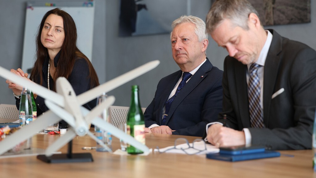 Ministr obrany navštívil kolínskou U&C, firma patří k největším producentům bezpilotních prostředků v Evropě
