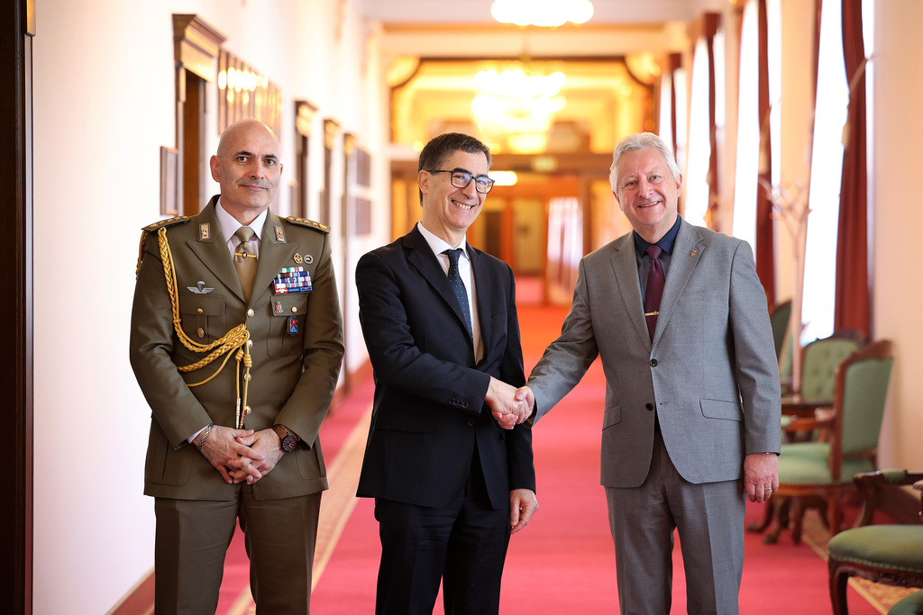 Ministr obrany s velvyslancem Itálie
