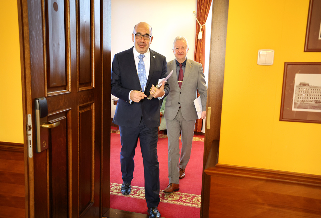 Ministr obrany s velvyslancem Izraele