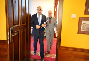 Ministr obrany s velvyslancem Izraele