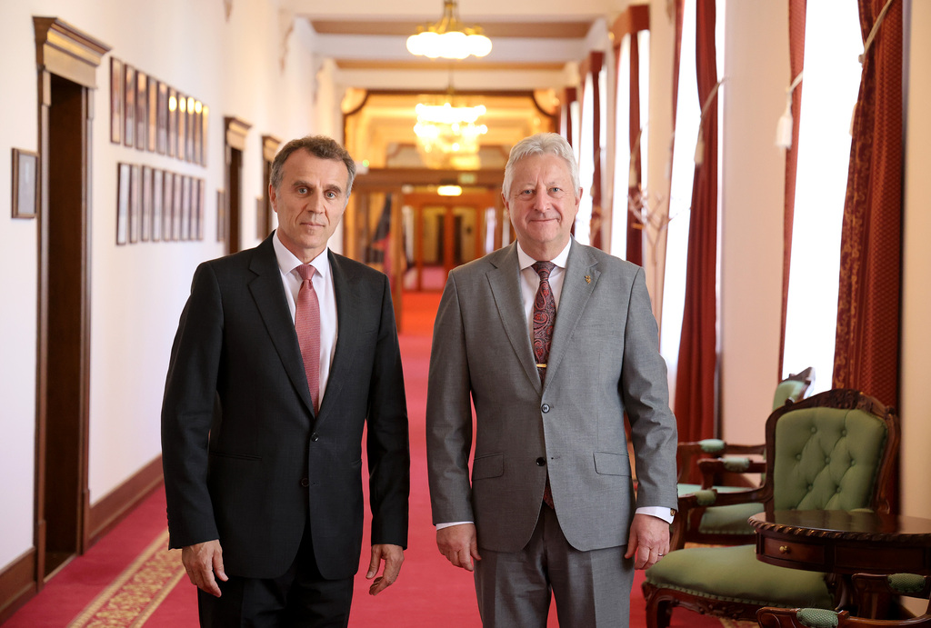 Ministr obrany s velvyslancem Francie