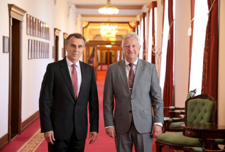 Ministr obrany s velvyslancem Francie