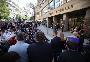 Před budovou Českého rozhlasu si politici a veřejnost připomněli výročí Květnového povstání