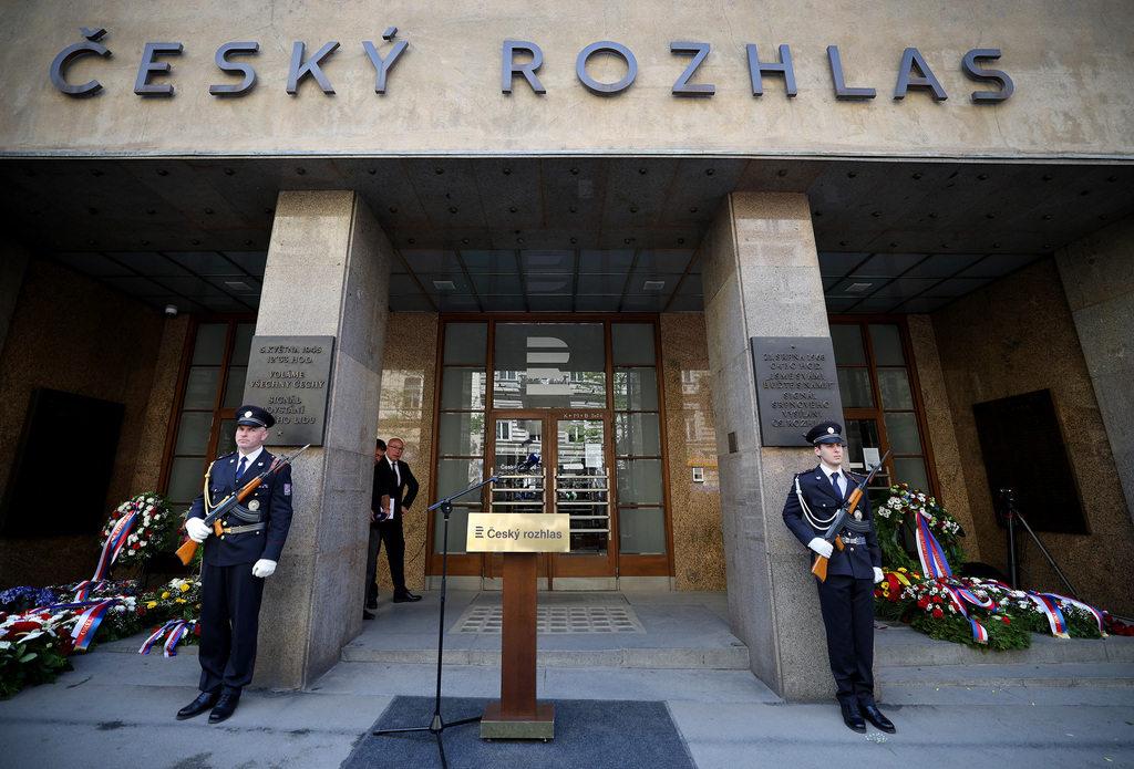 Před budovou Českého rozhlasu si politici a veřejnost připomněli výročí Květnového povstání