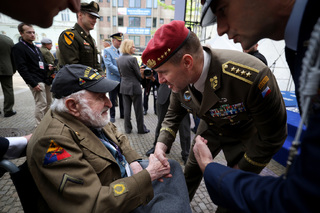 Vzpomínkovým aktem u památníku Díky, Ameriko! končí plzeňské Slavnosti svobody