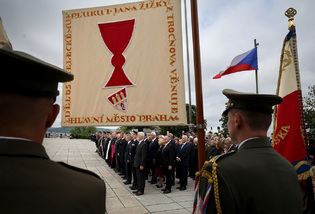 Z pietního aktu a slavnostního nástupu u Národního památníku na Vítkově