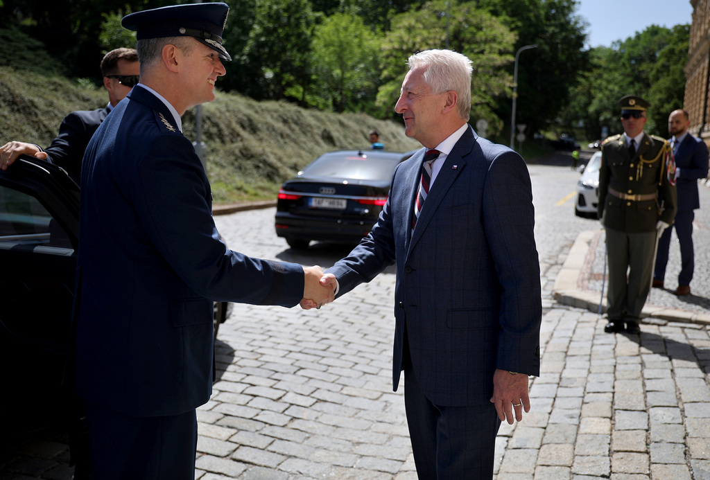 Ministr Zůna jednal s vrchním velitelem spojeneckých sil NATO v Evropě 