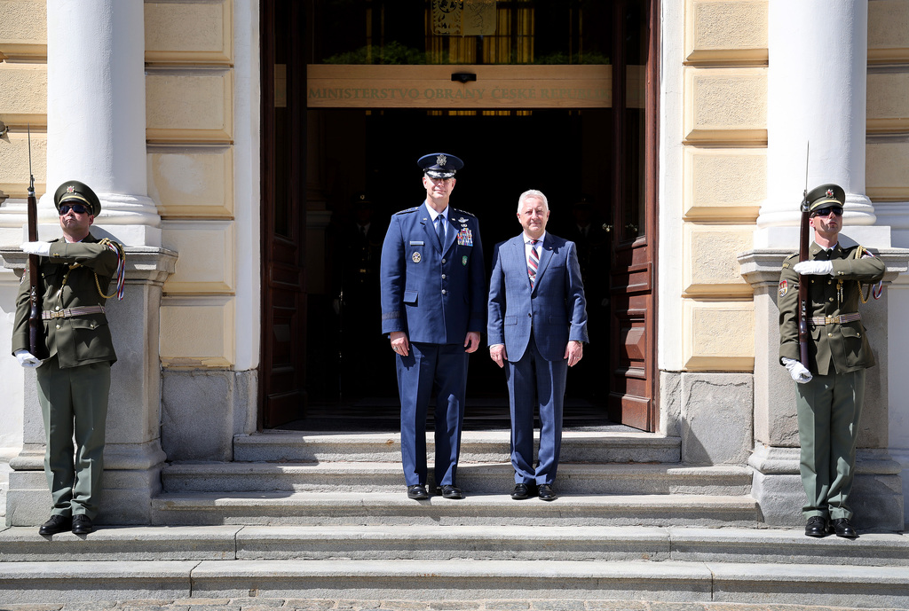 Ministr Zůna jednal s vrchním velitelem spojeneckých sil NATO v Evropě 